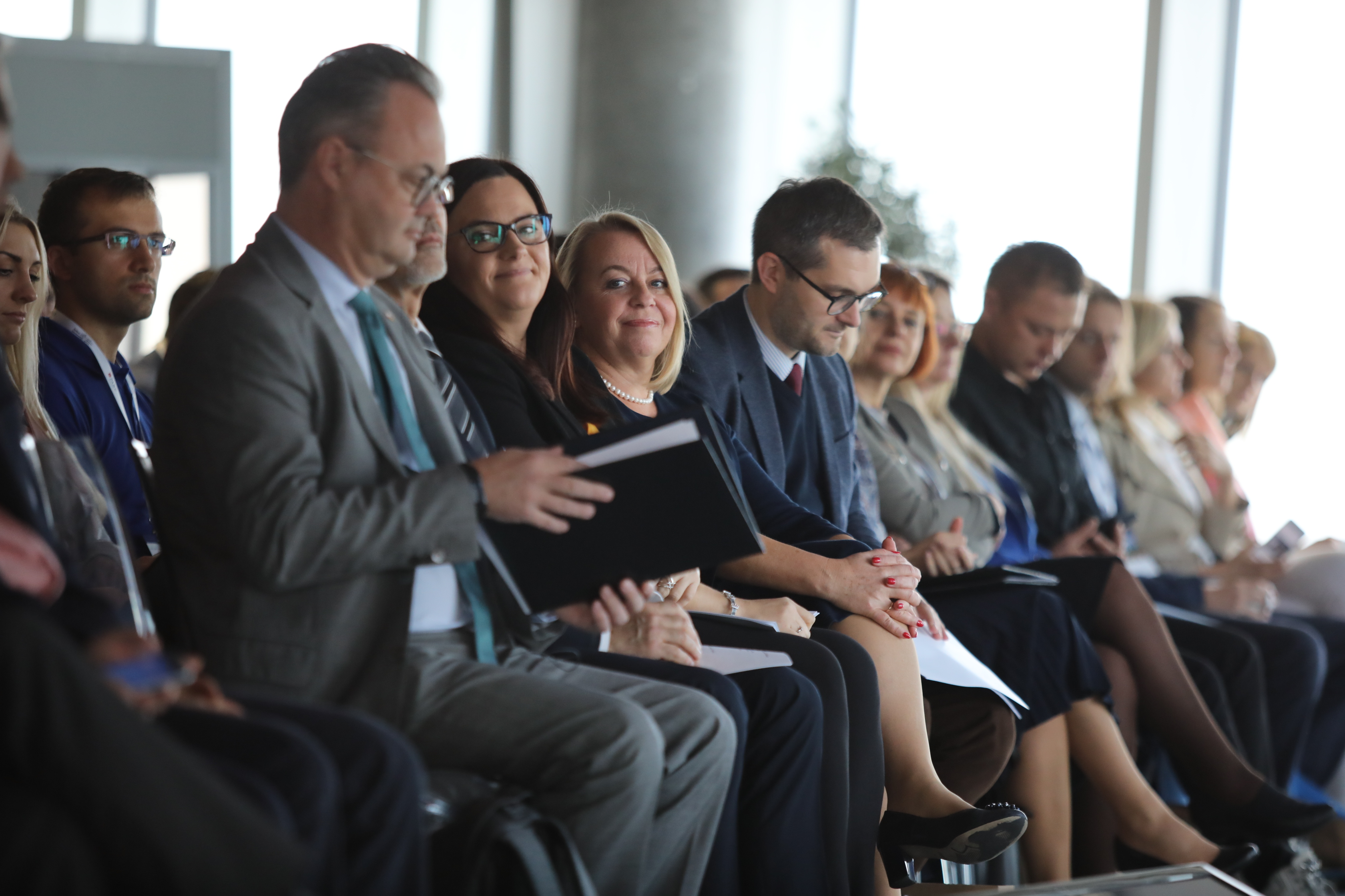 Uczestnicy konferencji inaugurującej nowy program wsparcia dla małych i średnich przedsiębiorc&oacute;w w ofercie Polskiej Agencji Rozwoju Przedsiębiorczości