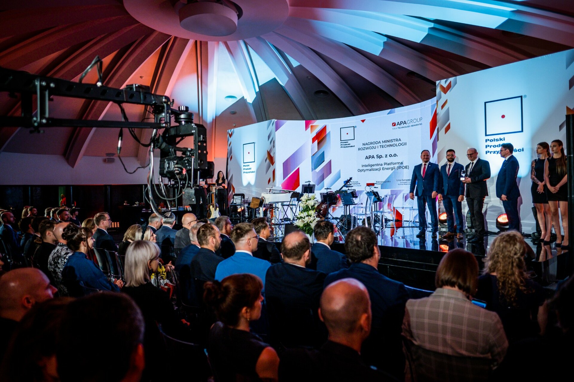 Scena z laureatami i przedstawicielami instytucji publicznych