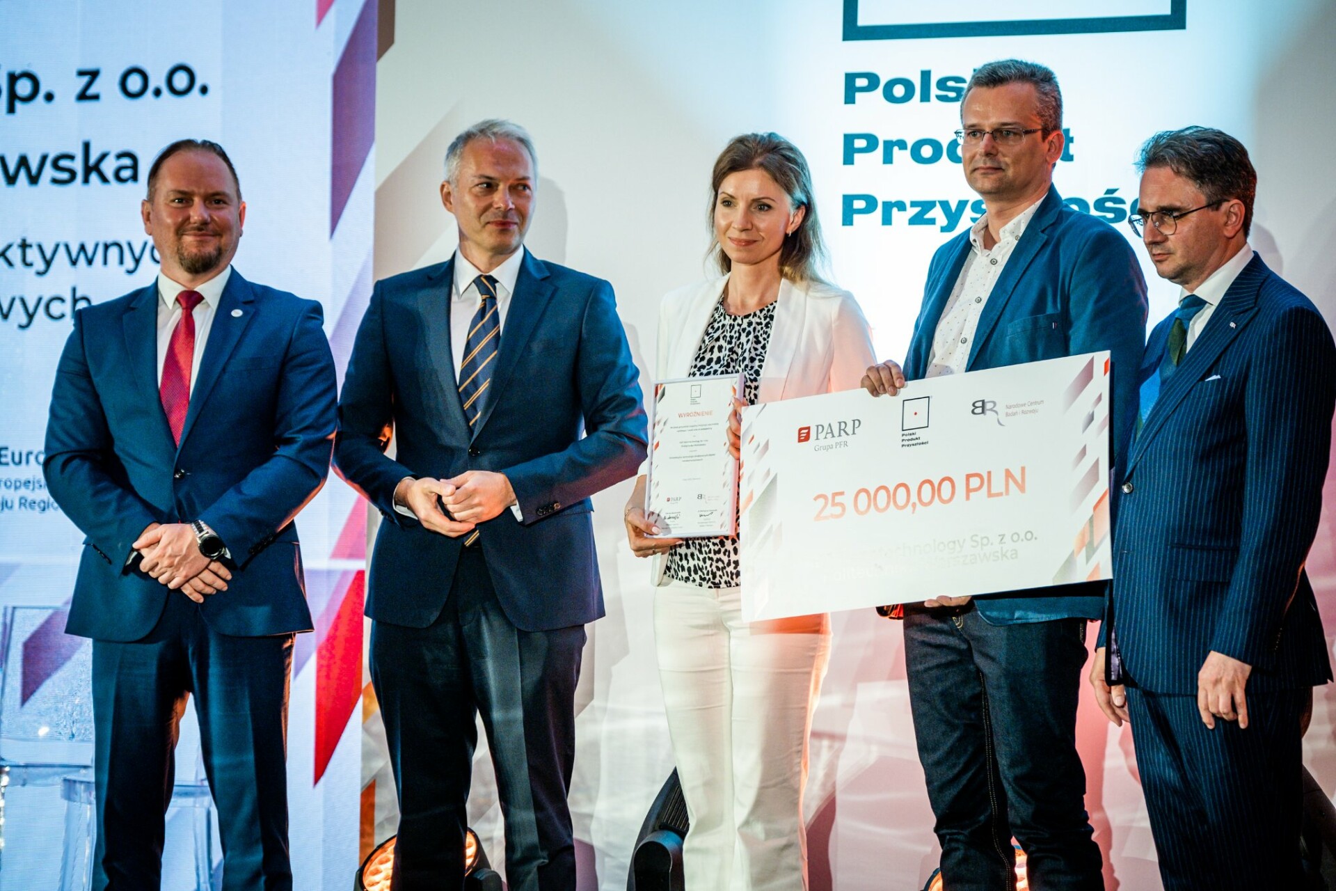 Na scenie laureaci konkursu, Dariusz Budrowski prezes PARP oraz dr Remigiusz Kopoczek, p.o. dyrektor NCBR