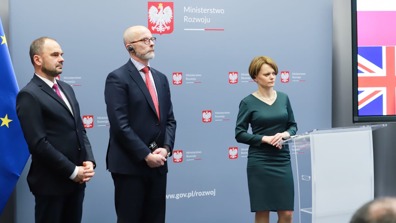 Minister rozwoju Jadwiga Emilewicz, ambasador Wielkiej Brytanii i Irlandii P&oacute;łnocnej Jonathan Knott oraz wiceprezes Polskiej Agencji Rozwoju Przedsiębiorczości Adam Banaszak stojący na scenie