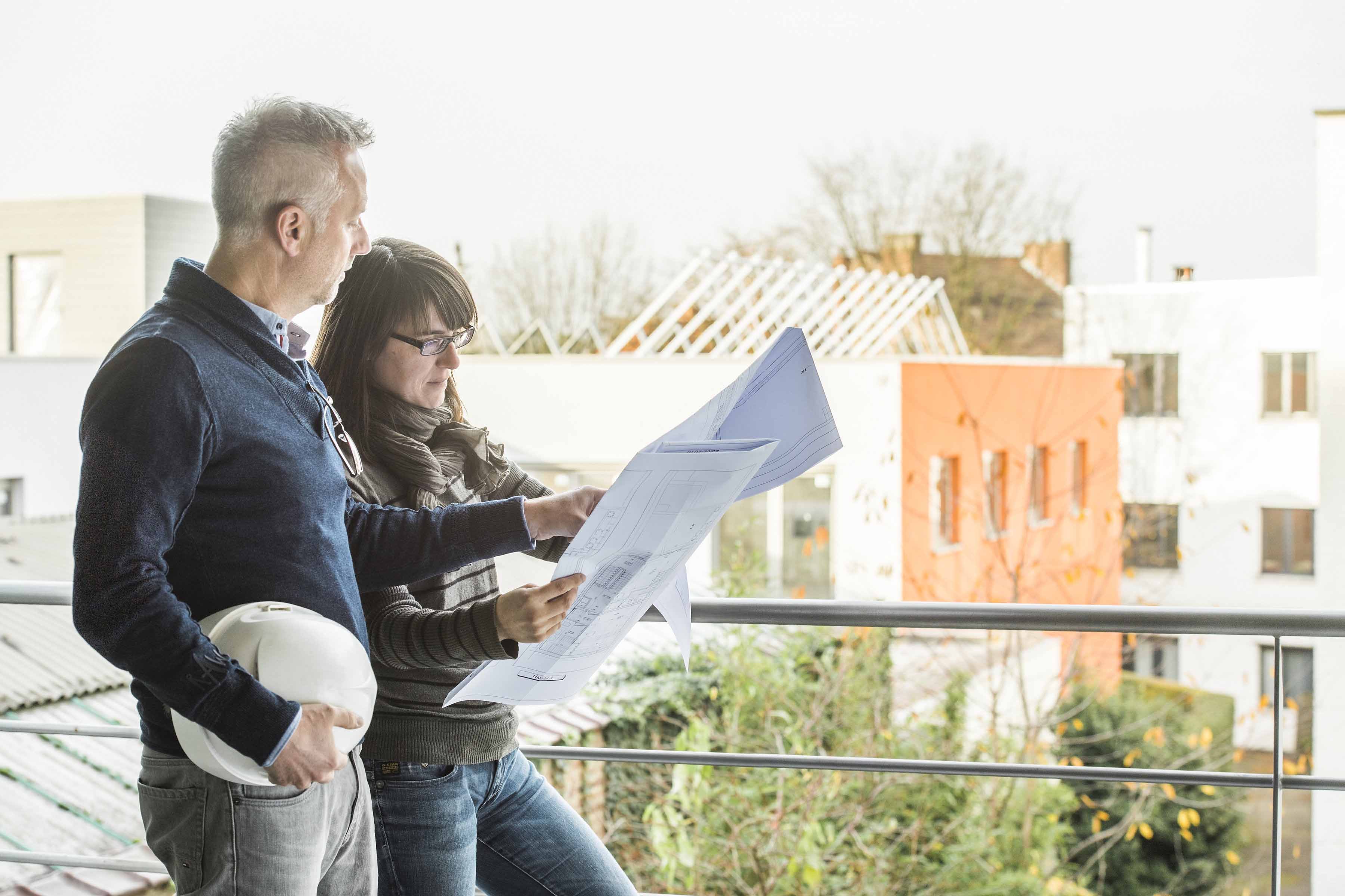 Kobieta i mężczyzna na budowie