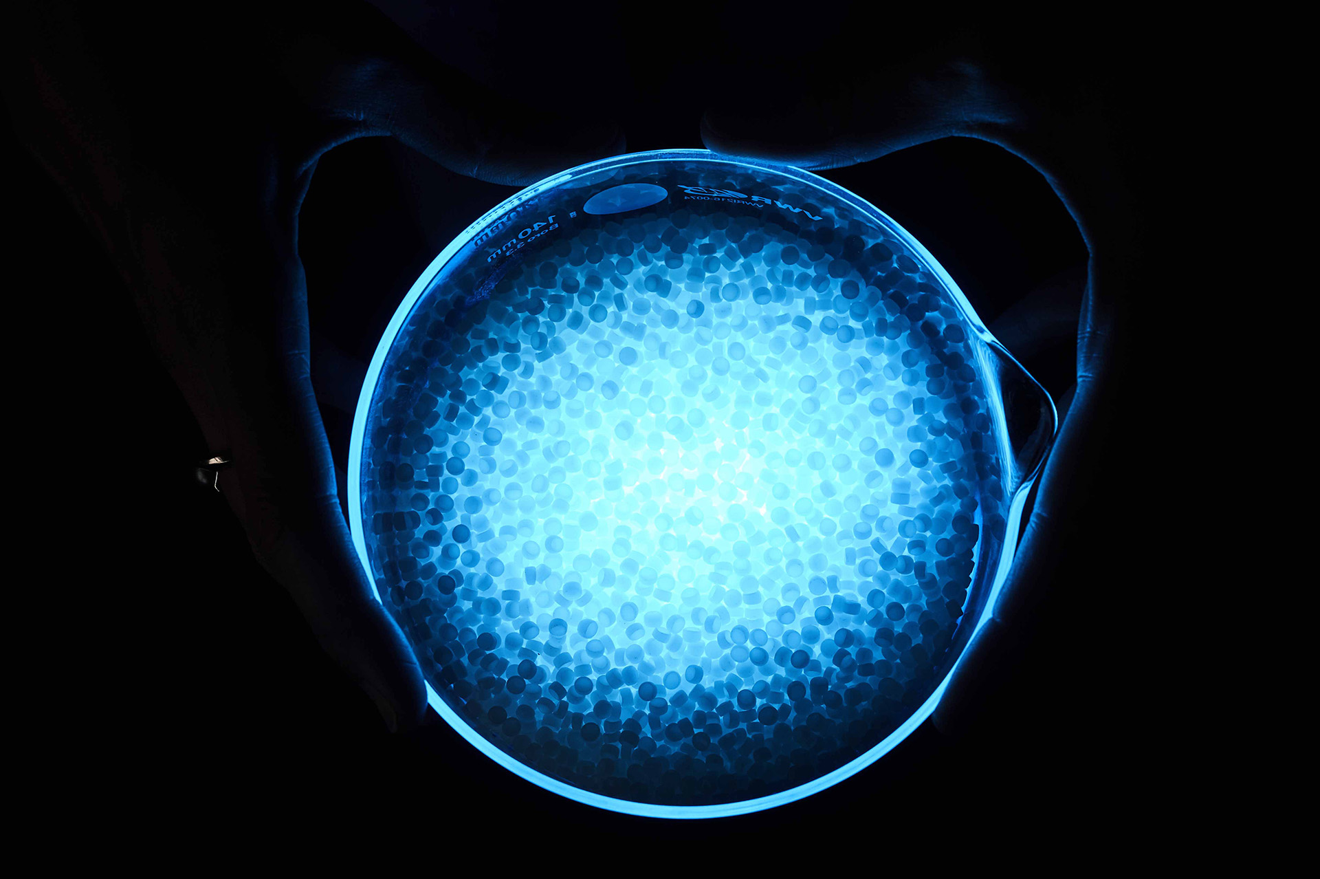 Niebieska sfera na czarnym tle