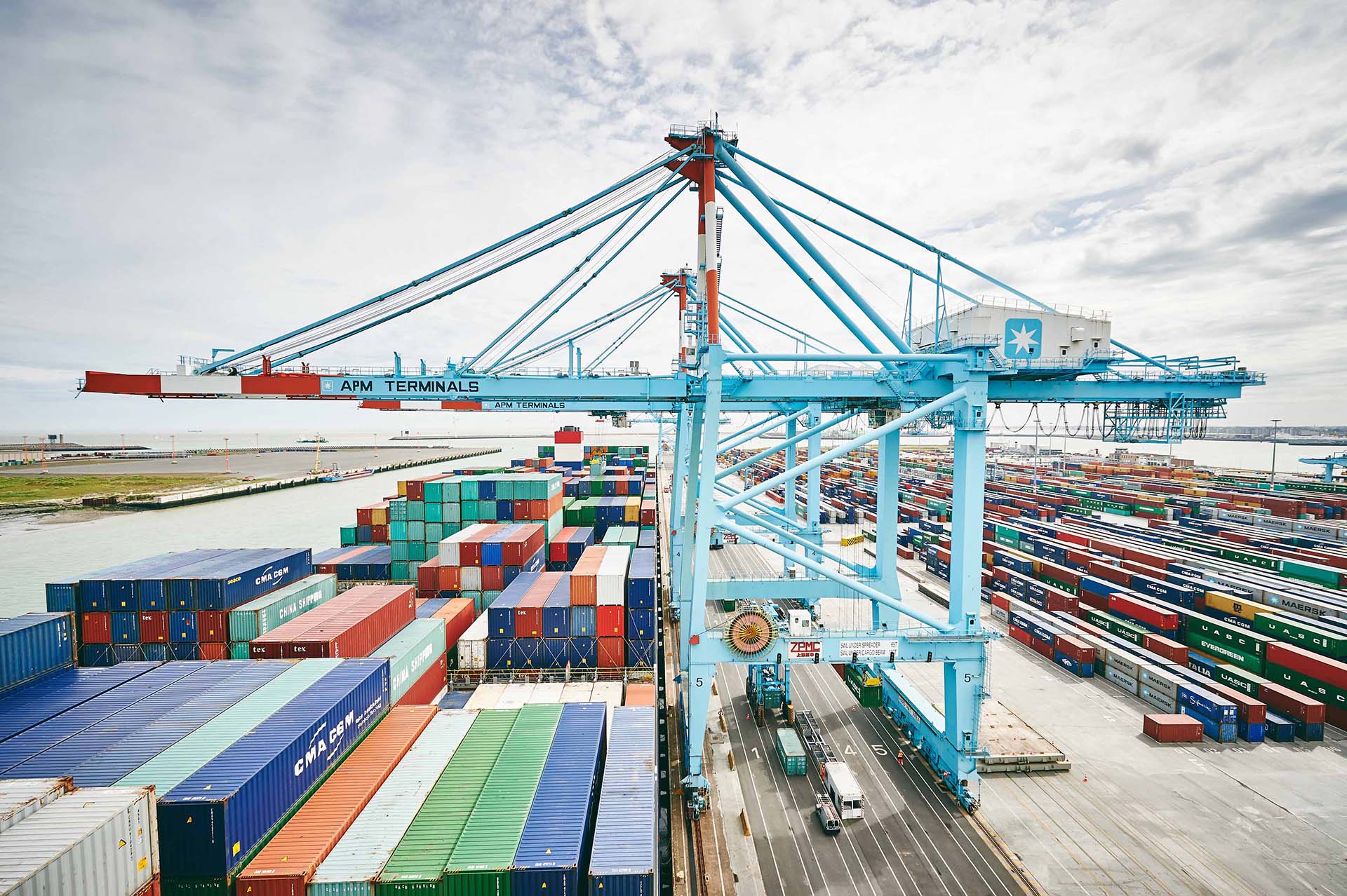 Widok na port i kontenery