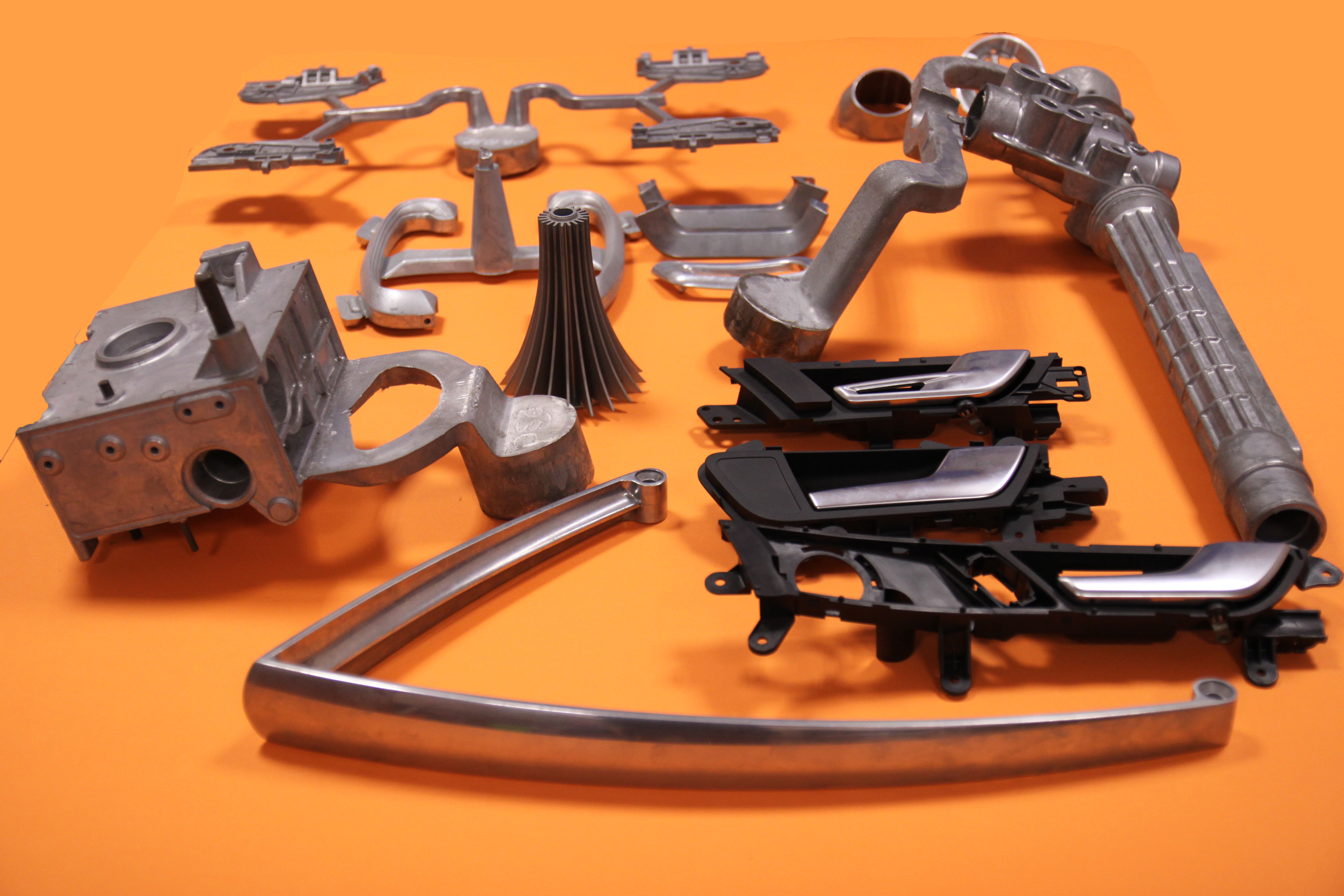 przykładowe produkty firmy, metalowe formy, np. uchwyty, klamki