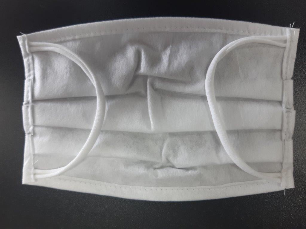 zdjęcie przedstawia maseczkę przeciwpyłkową zakładaną na twarz