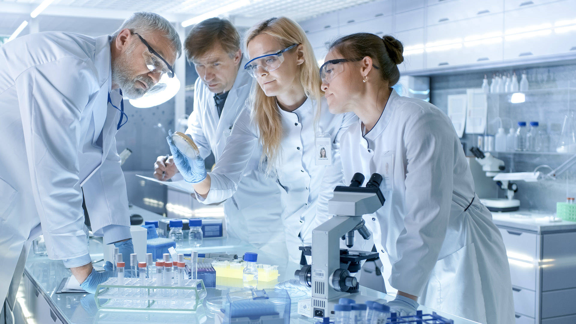 grupa ludzi w laboratorium