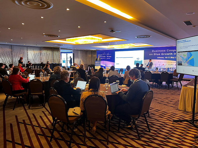 Na zdjęciu widać salę konferencyjną i uczestnik&oacute;w konferencji a także polskiego prelegenta Bartosza Langowskiego, kt&oacute;ry przybliżył zgromadzonym temat Smart Port w Polsce 