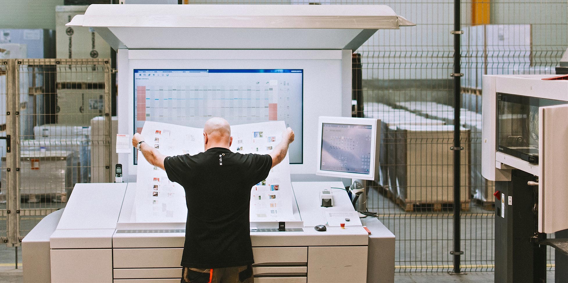 Widok meżczyzny trzymającego wydruk pr&oacute;bki za pomocą opcji direct mail