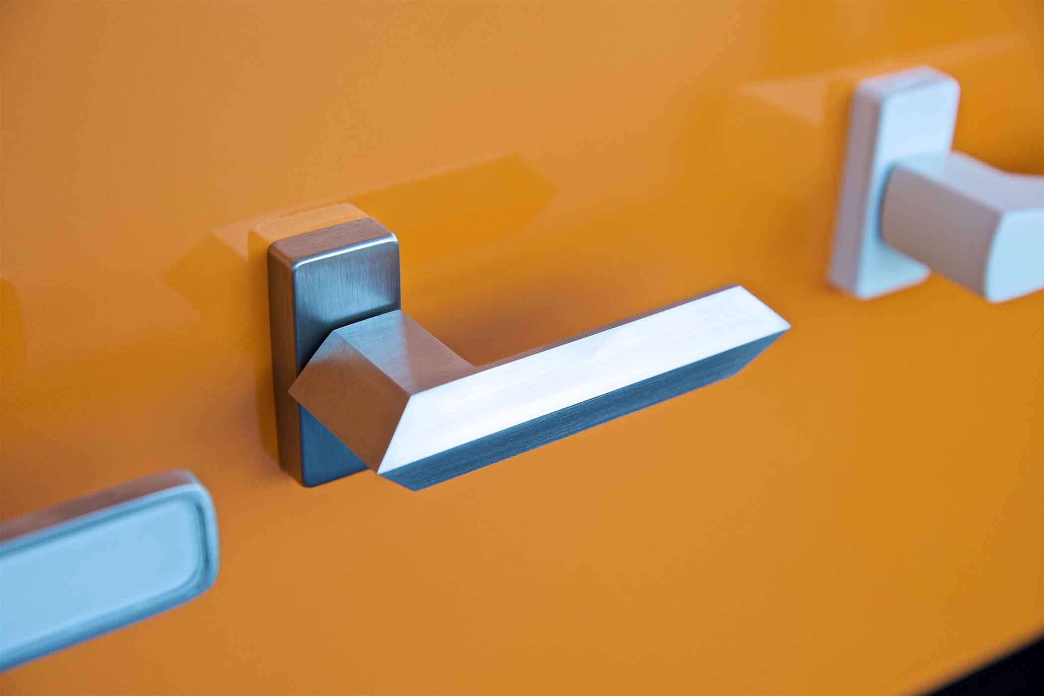 Zdjęcie ekspozycji kilku klamek okiennych