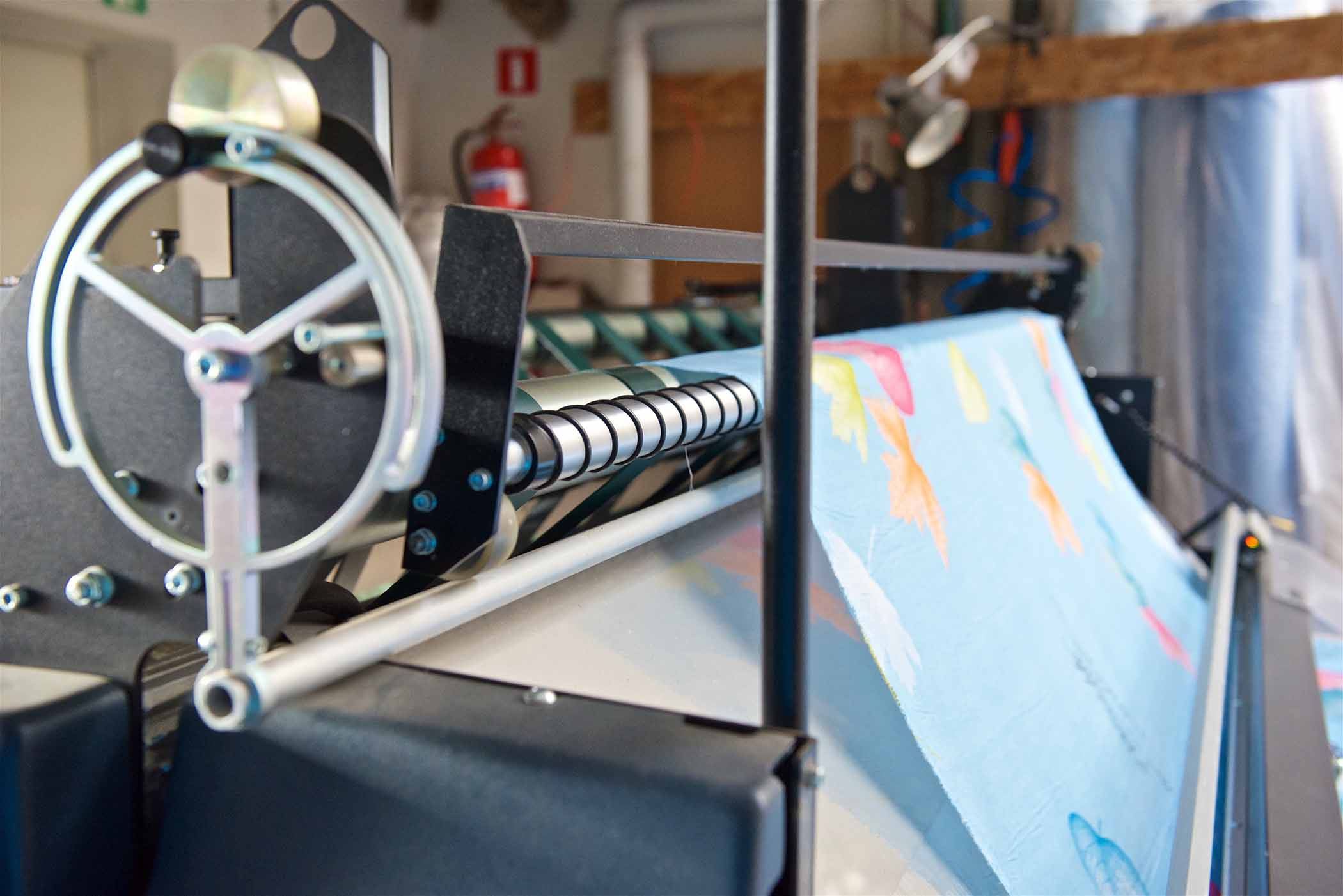 Zdjęcie maszyny produkcyjnej z nawiniętym materiałem