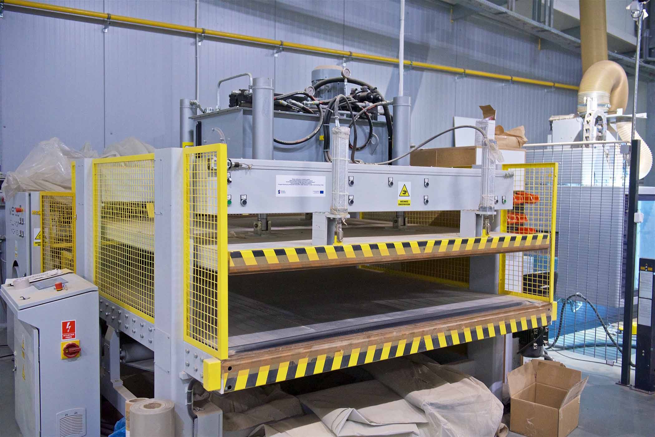 Zdjęcie maszyny w hali z brzegami w kolorze ż&oacute;łto-czarnym
