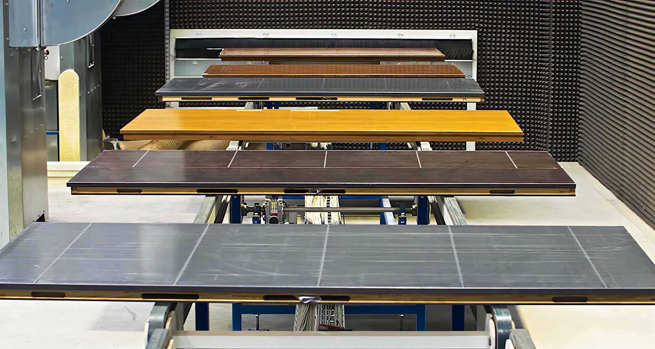 Zdjęcie leżących drzwi na linii produkcyjnej