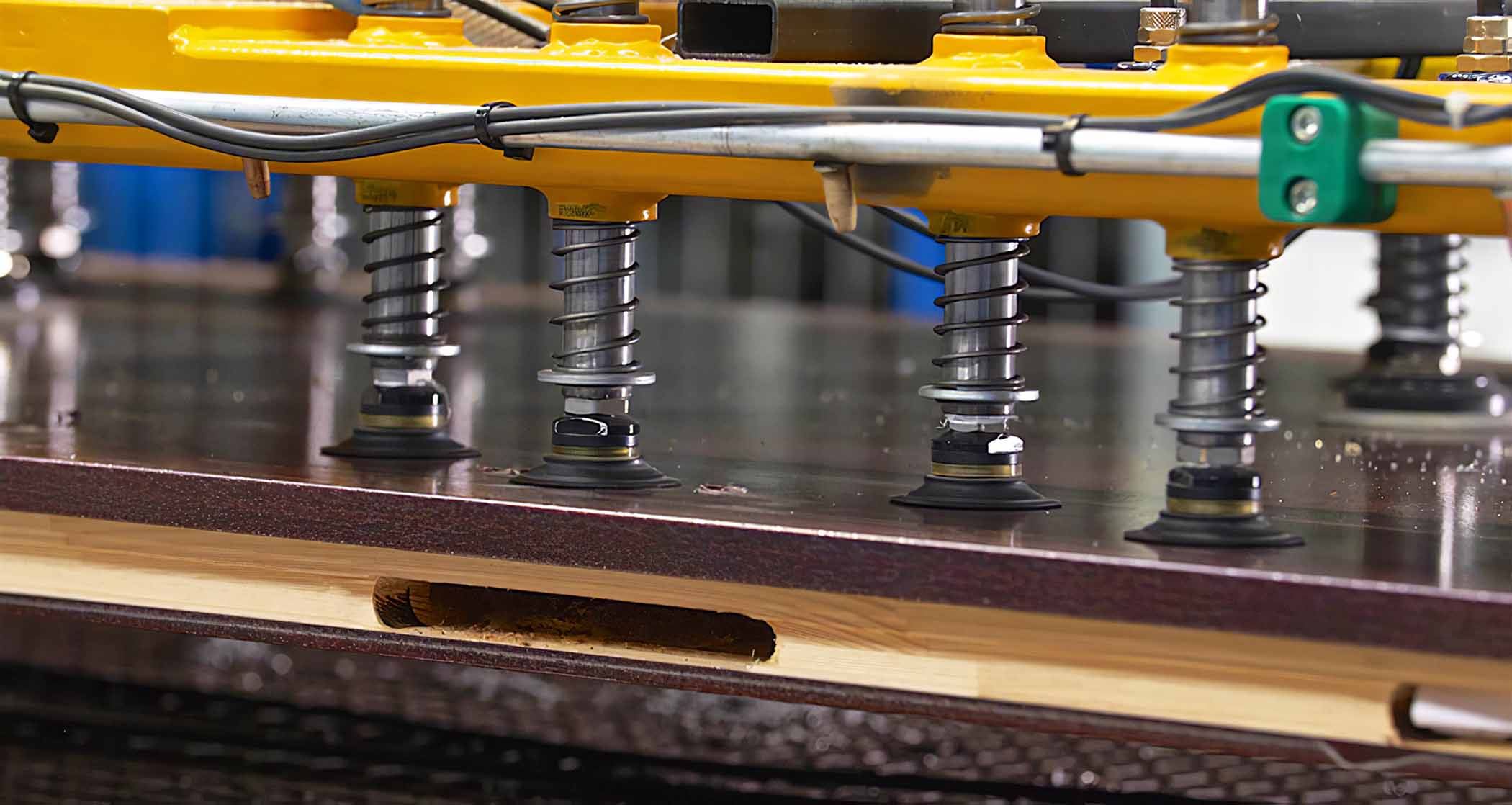 Zdjęcie śrub wkręcanych do skrzeysła drzwiowego