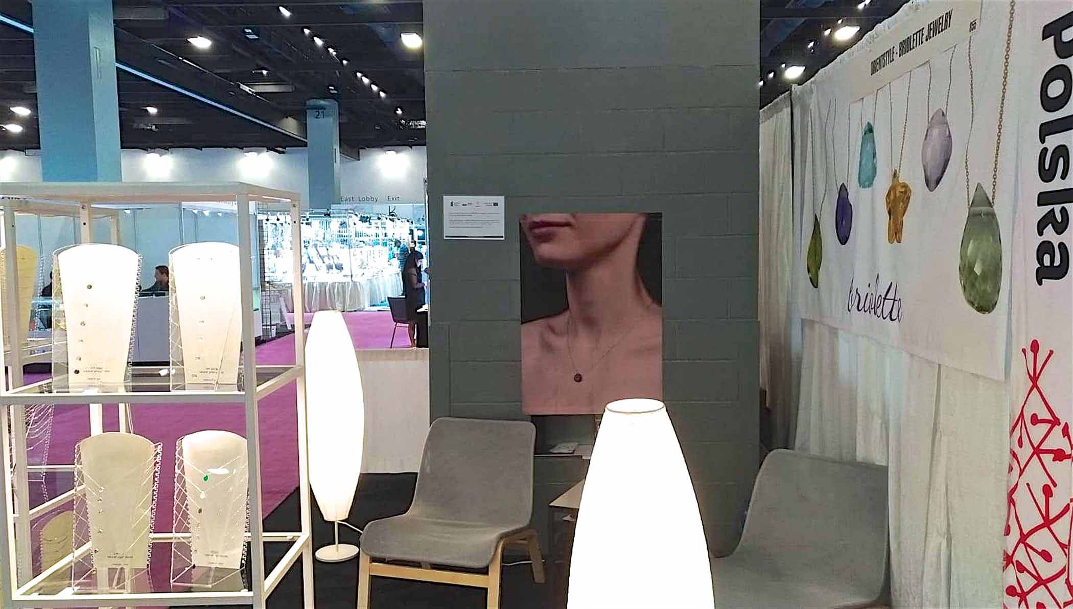 Zdjęcie stoiska targowego z akcesoriami firmy wystawiającej, biużuteria, podświetlenia