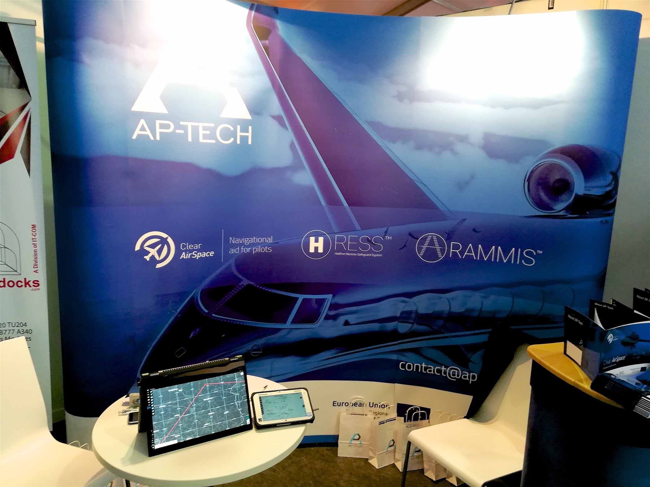 Zdjęcie planszy na stoisku z logotypem firmy Ab tech