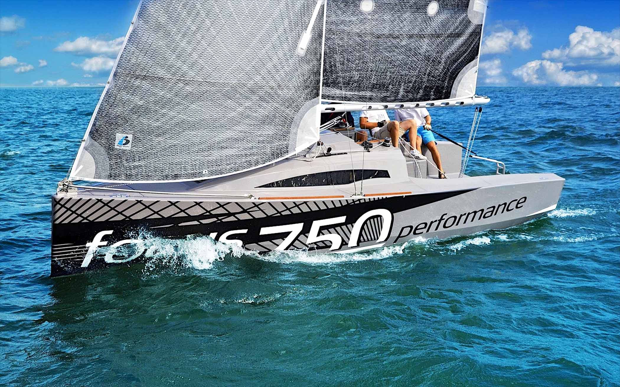 Zdjęcie płynącej łodzi z dużym białym żaglem