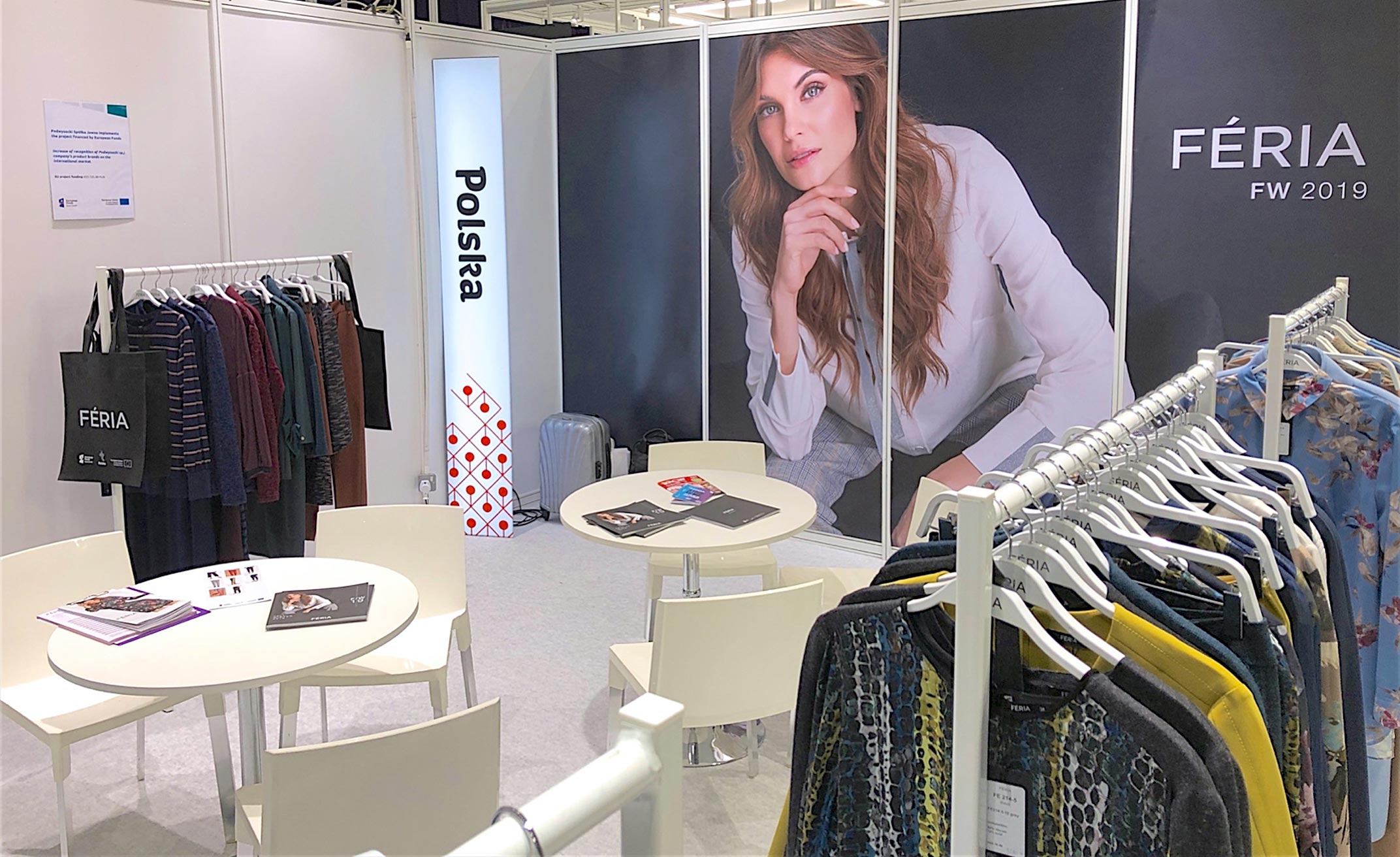 Widok wieszka&oacute;w z ubraniami na sotisku