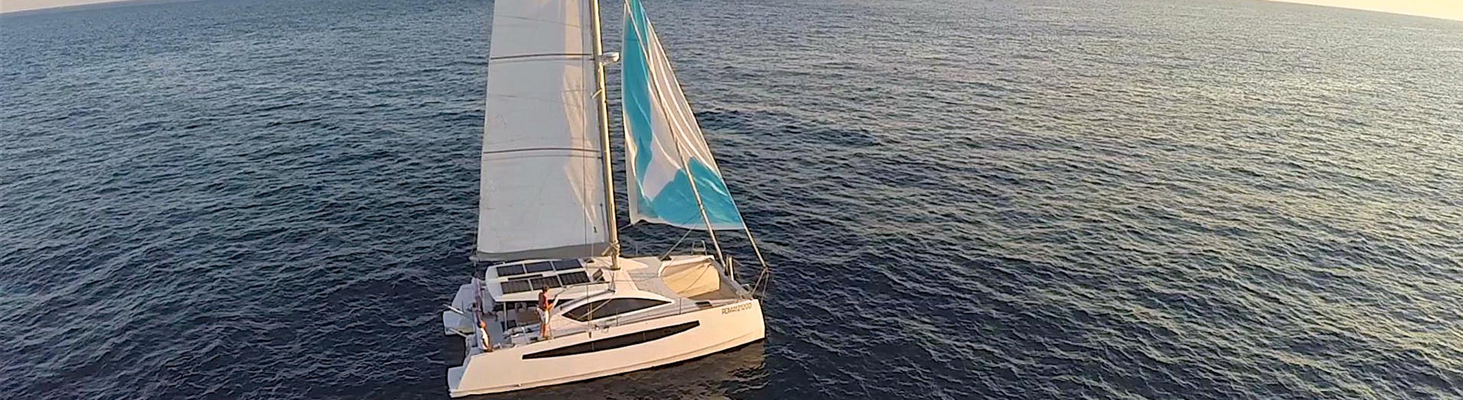 Jach na wodzie z lotu ptaka