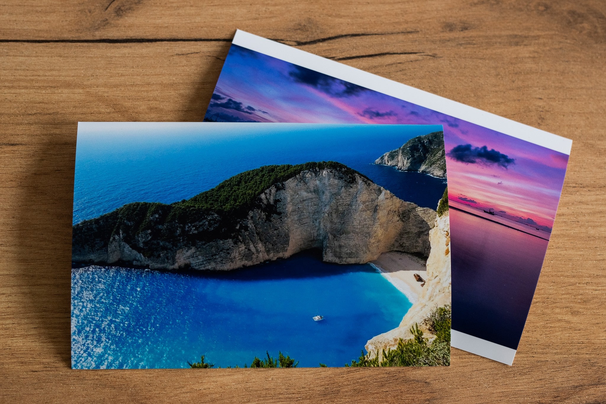 Dwa zdjęcia krajobraz&oacute;w na blacie