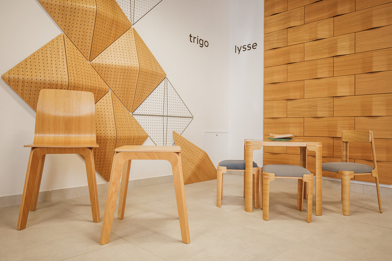 Drewniane krzesła, stoliki na wystawie