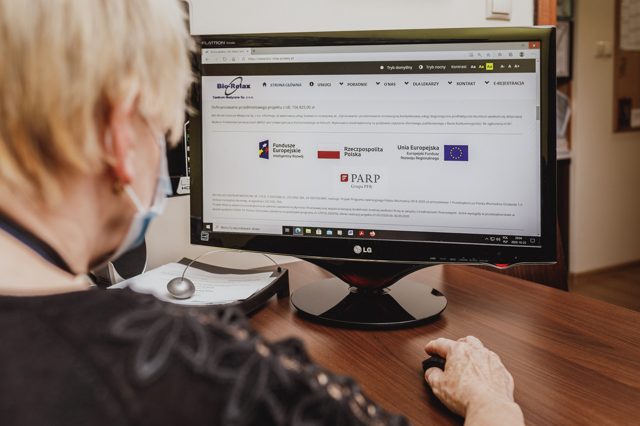 Zarys sylwetki osoby, kt&oacute;ra siedzi przed ekranem komputera