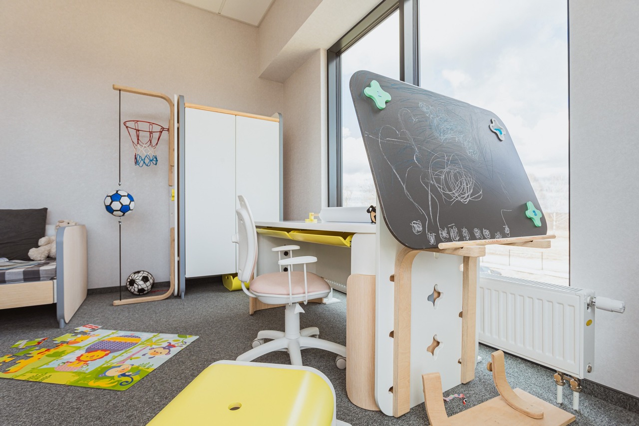 Pok&oacute;j dzięcięcy z białaymi meblami