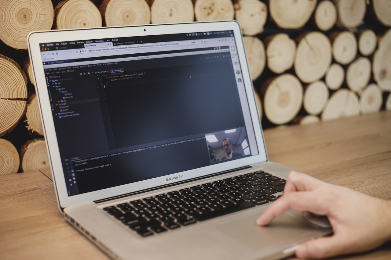 Otwarty laptop na stole