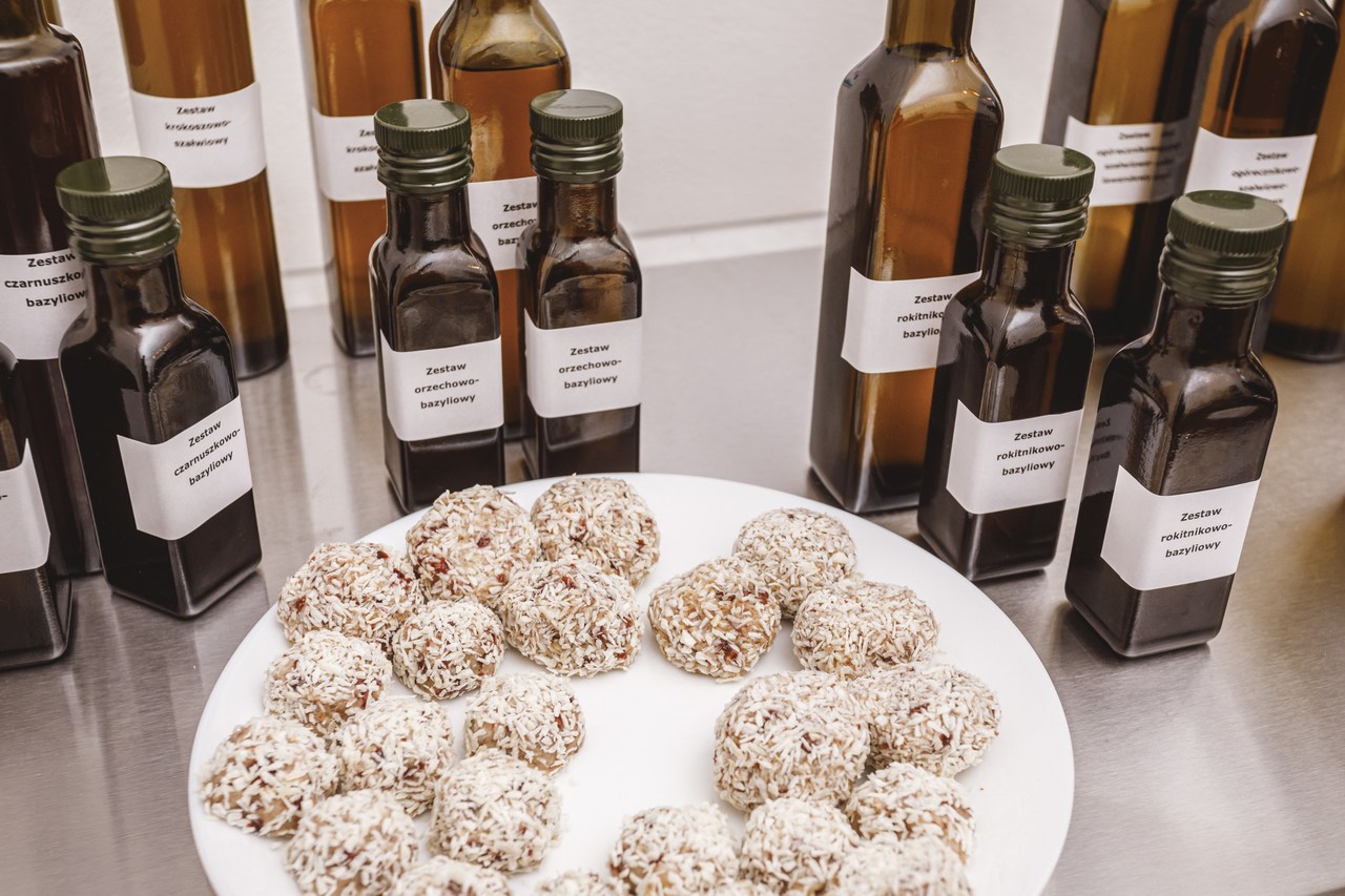 Broązowe buteleczki na stole, sfotografowane z g&oacute;ry