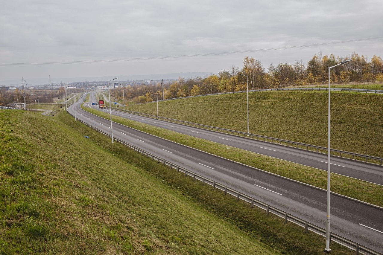 Droga, po obu jej stronach pasy zieleni