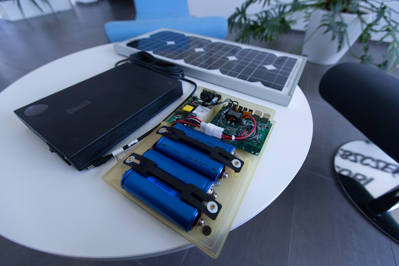 Autonomiczny system solarny z modułem komunikacyjnym