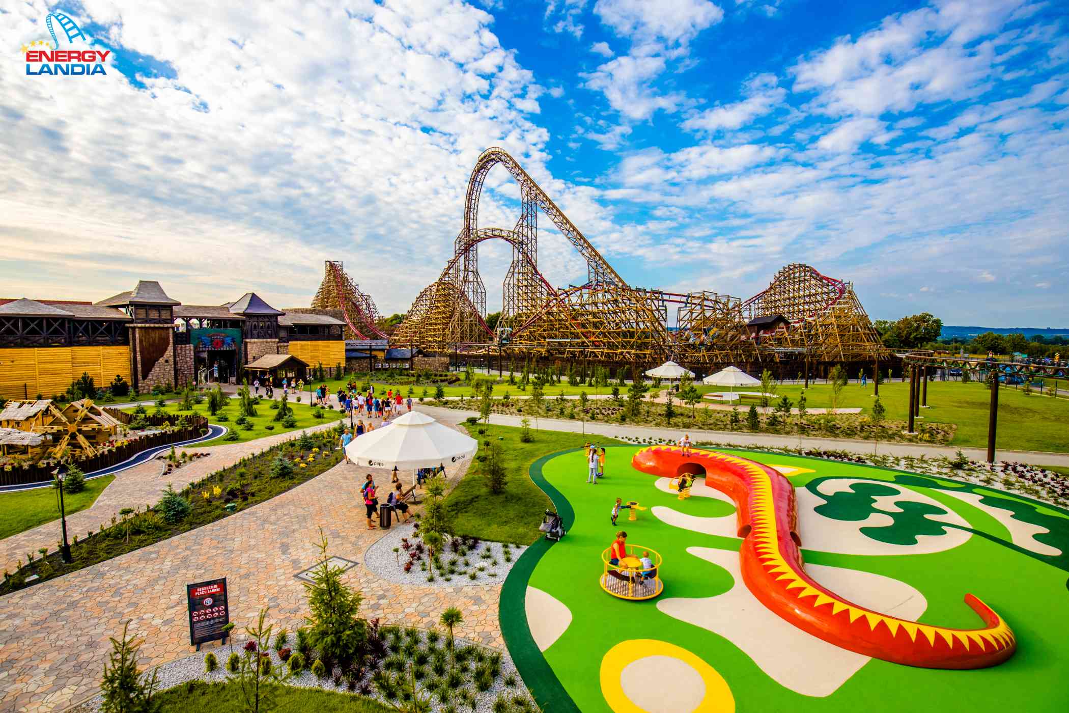 Zdjęcie placu zabaw i kolejki g&oacute;rskiej w parku rozrywki