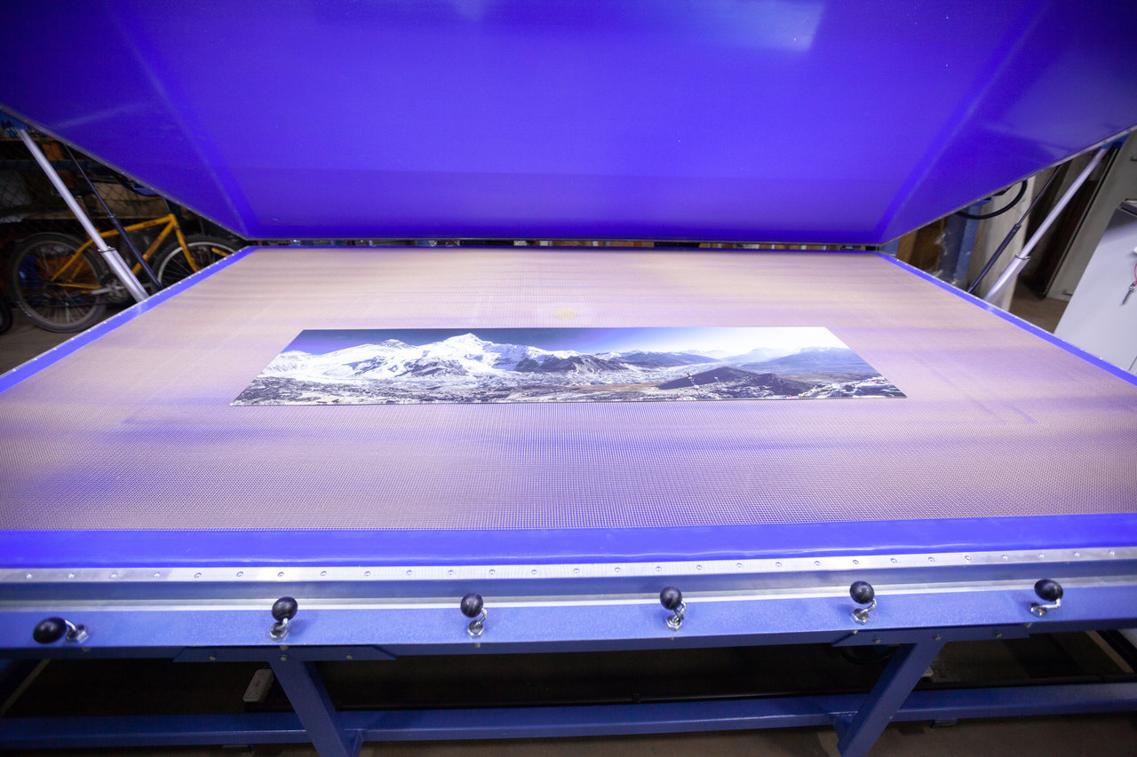 Maszyna, kt&oacute;ry służy do laminowania szkła