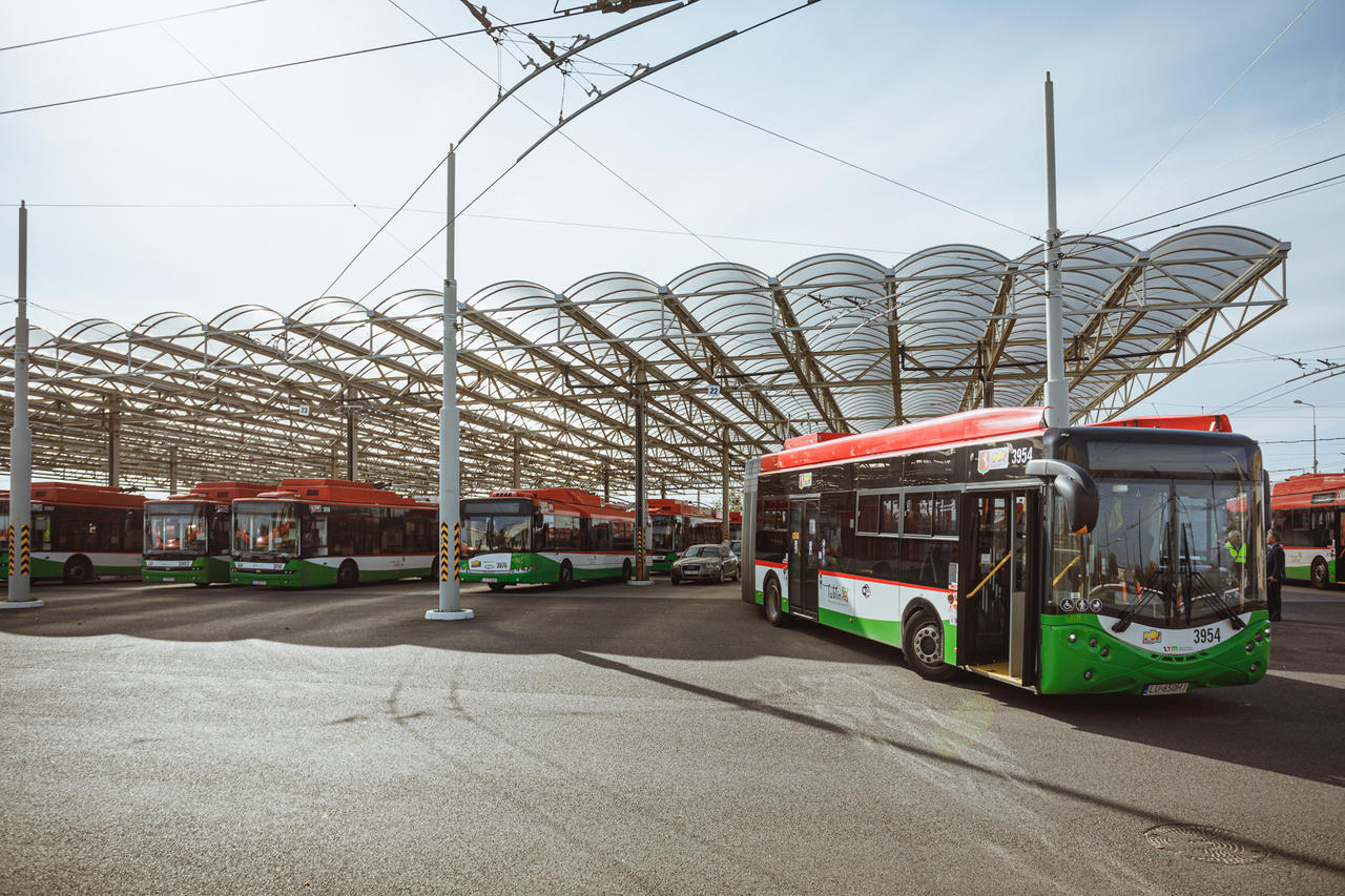 Autobusy na tle dworca autobusowego