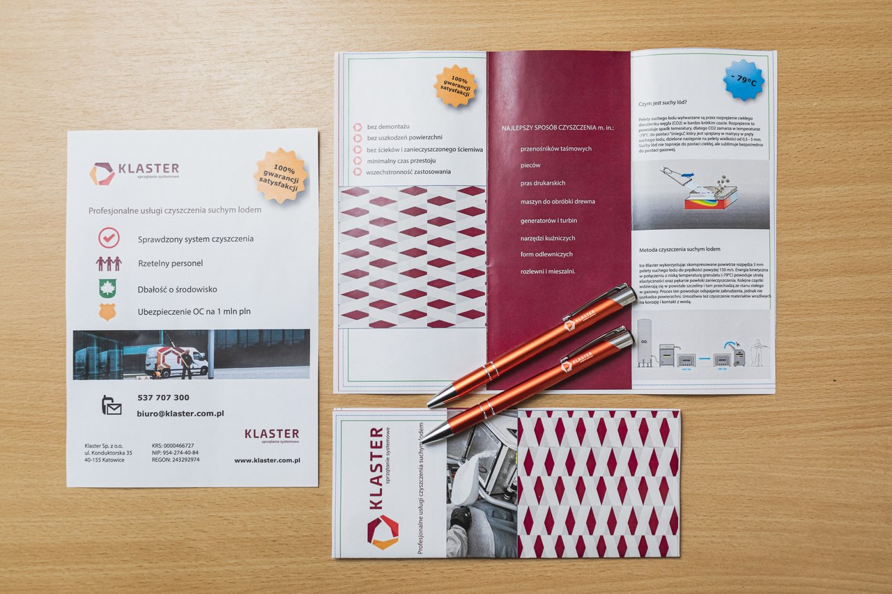 Na blacie leżą kartki oraz oł&oacute;wki