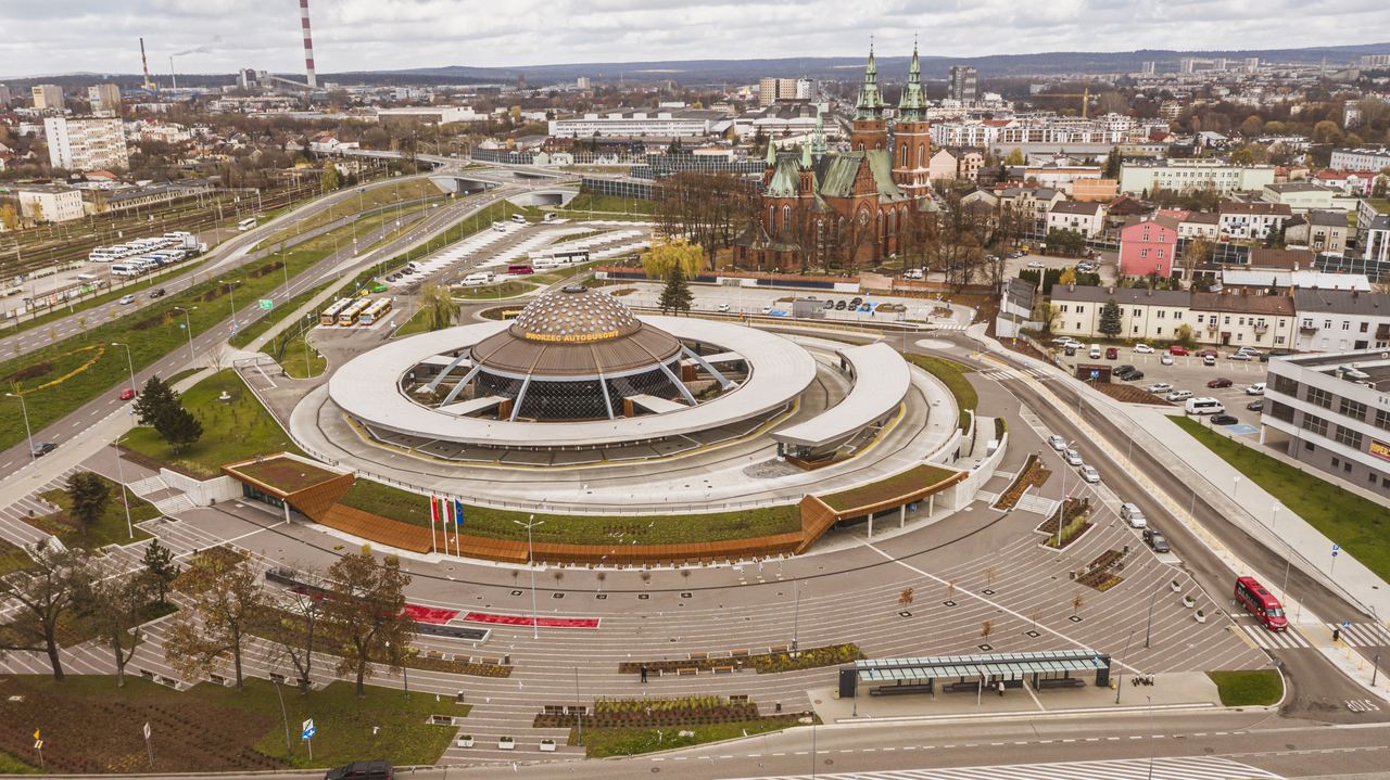 Widok z lotu ptaka na miasto z dworcem autobusowym