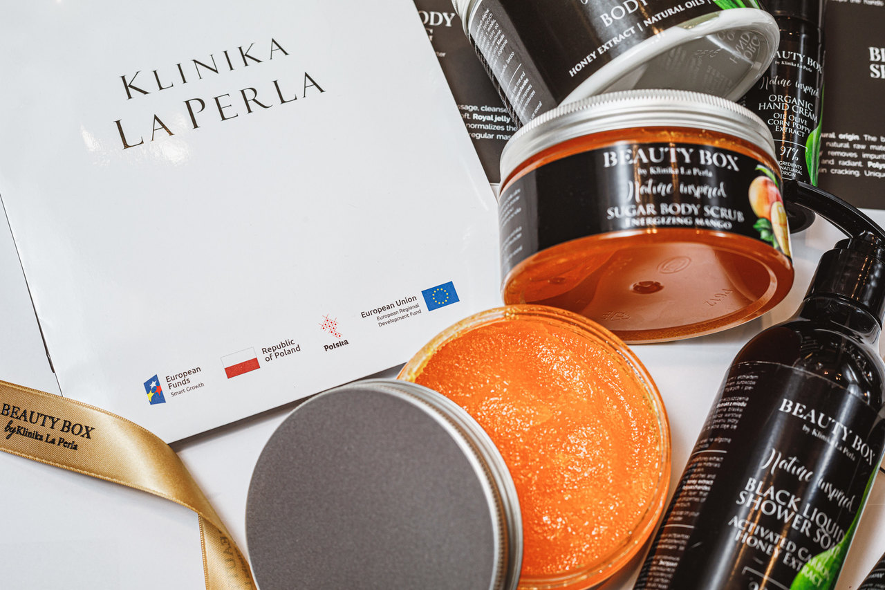 Kosmetyki, kt&oacute;re leżą na stole, zdjęcie zrobione z g&oacute;ry