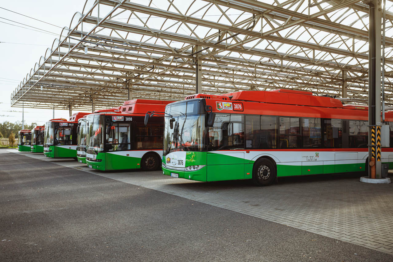 Autobusy, kt&oacute;re stoją na zajezdni autobusowej