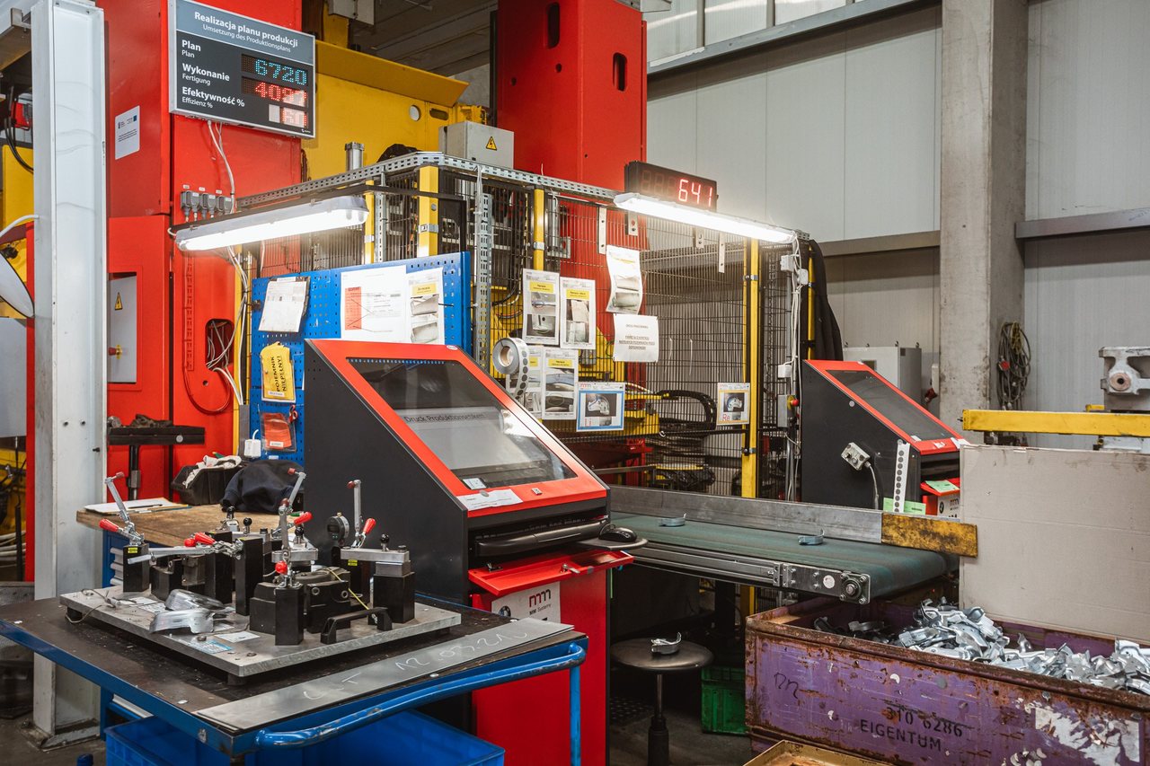 Hala produkcyjna z urządzeniami
