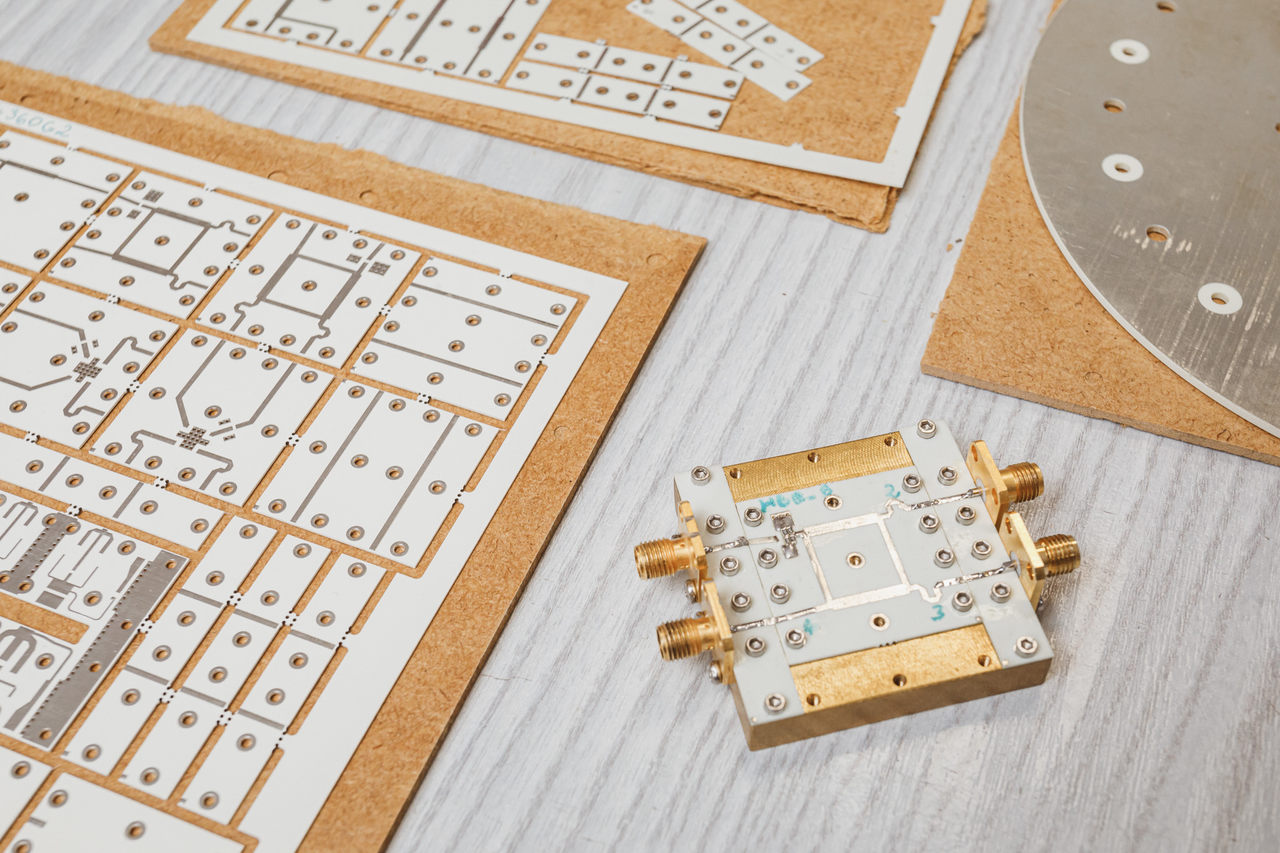 Część urządzenia, leży na stole