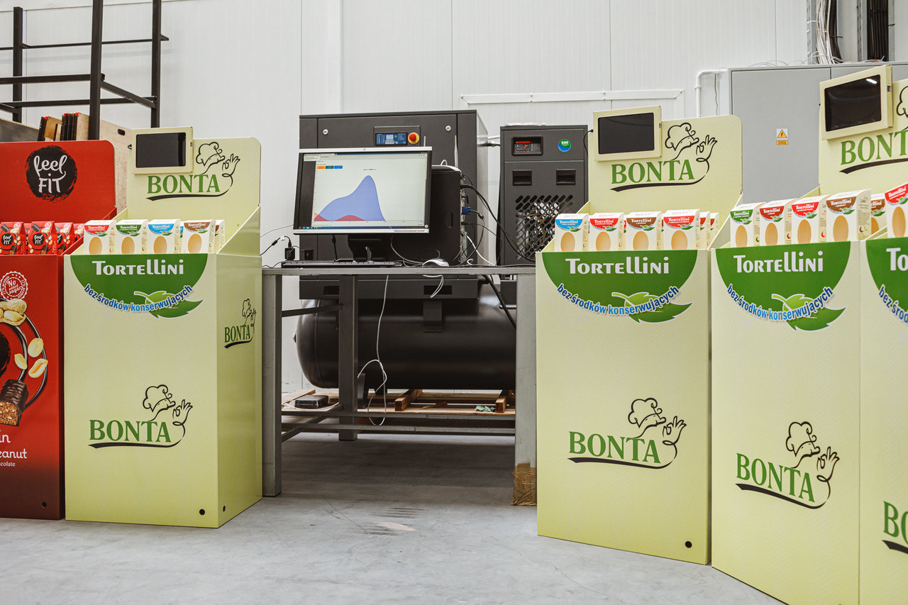 Urządzenia umieszczone w hali produkcyjnej