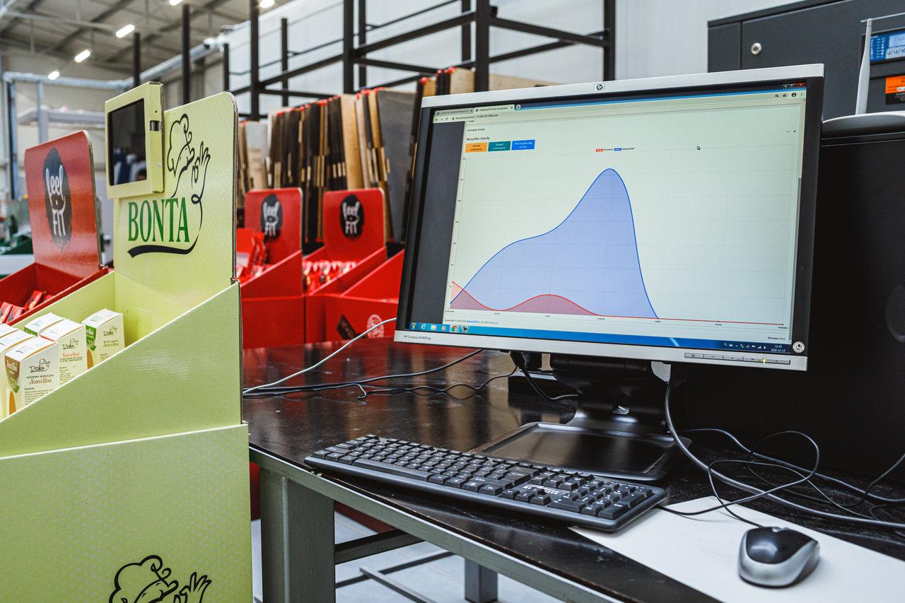 Komputer na tle innych urządzeń w hali produkcyjnej