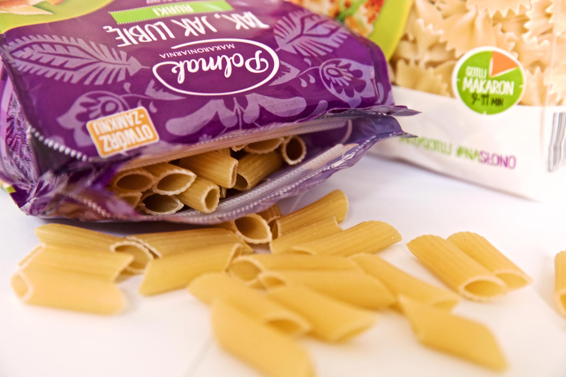 Otwarte opakowanie makaronu, z rozrzuconym makaronem