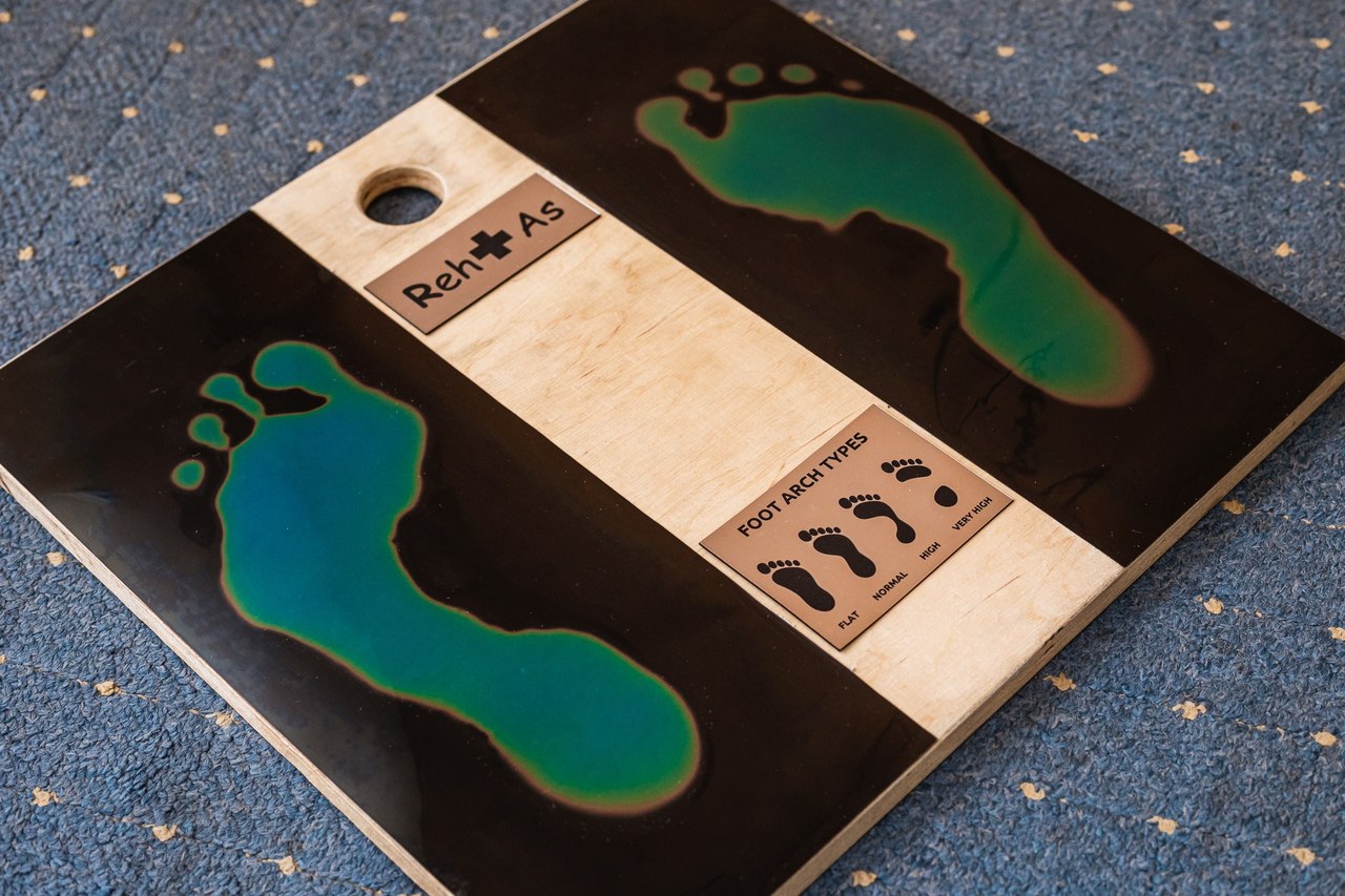 Waga z odciśniętymi stopami