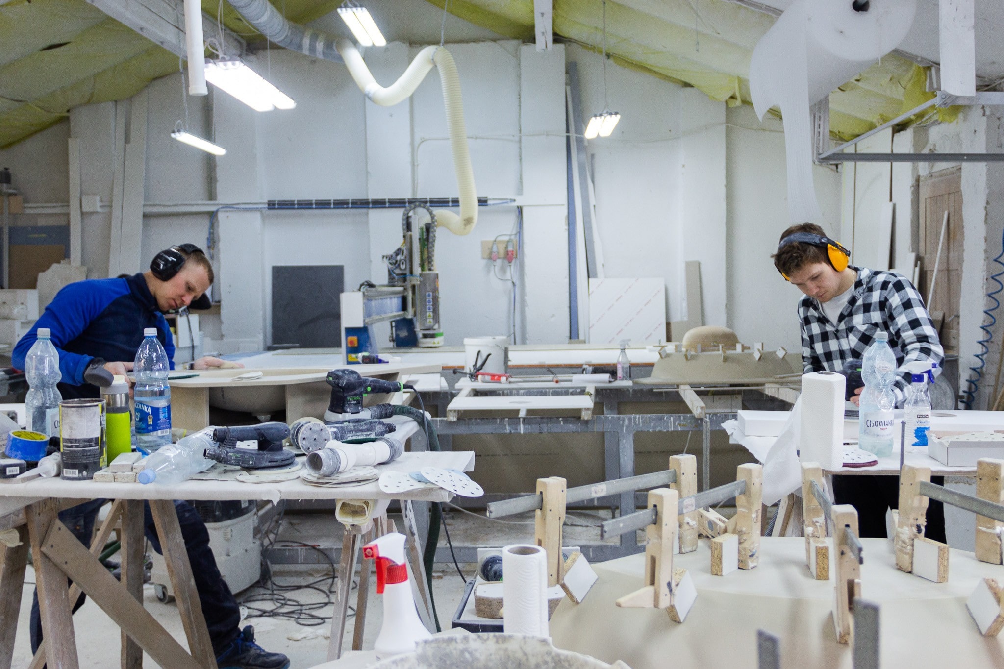 Mężczyźni pracują w pracowni