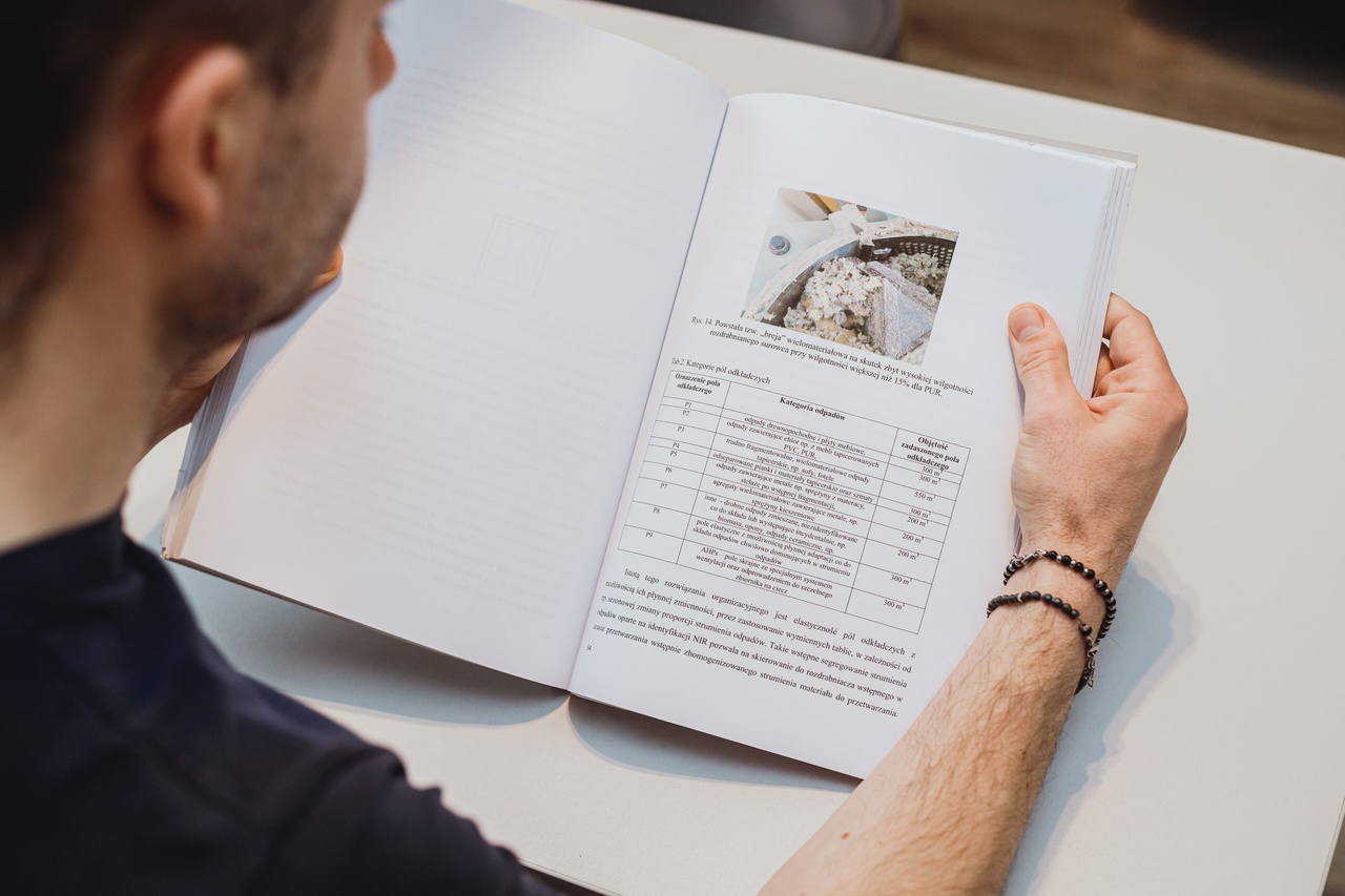 Mężczyzna trzyma katalof w dłoniach