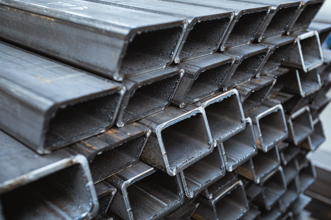 Metalowe rury ułożone na stosie