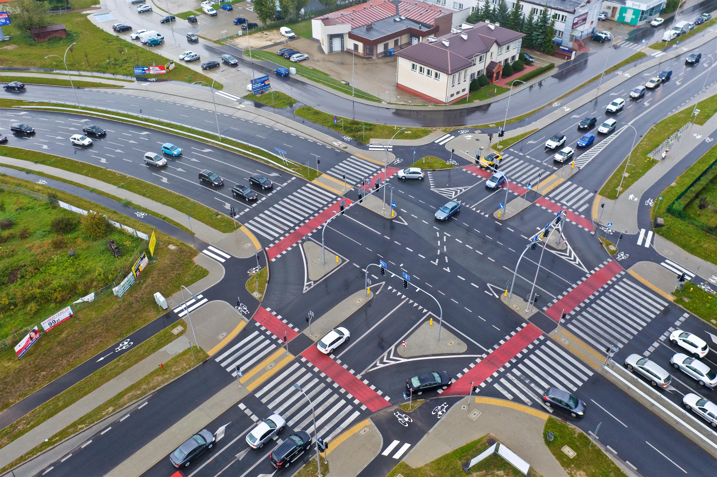 Widok z lotu ptaka na duże rondo i samochody