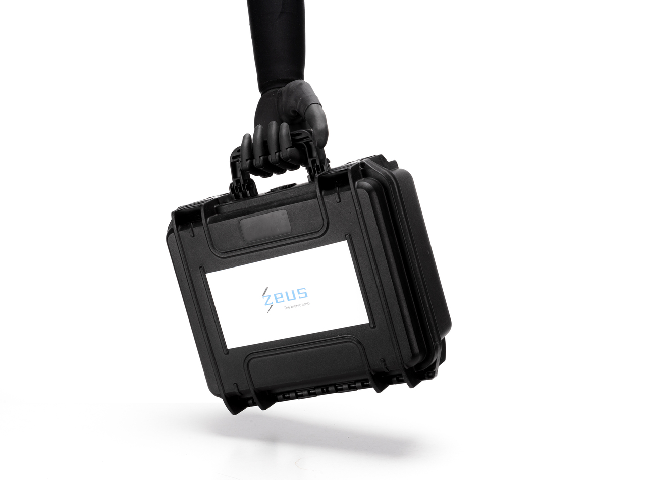 Proteza osadzona na ręku trzyma walizkę