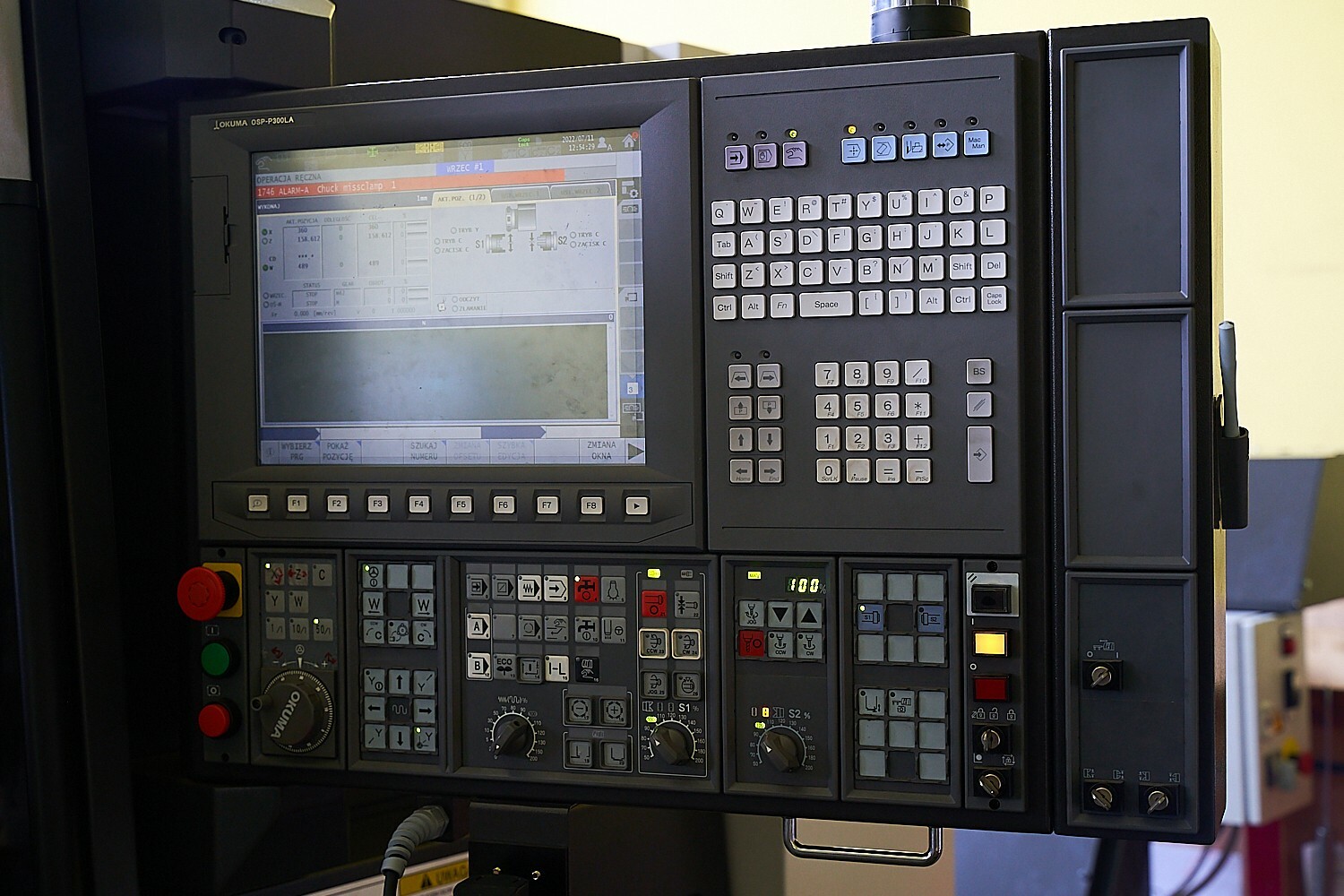 wnętrze fabryki z linią produkcyjną 