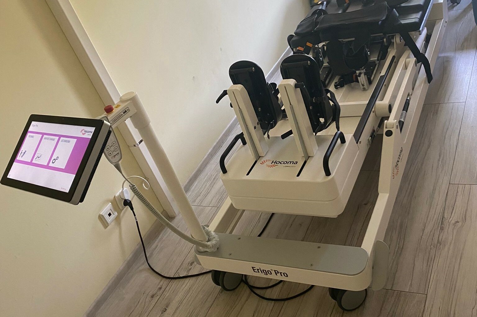 Innowacja terapeutyczna- egzoszkielet zasilany kończynami dolnymi oraz st&oacute;ł pionizacyjny z funkcją kroczenia.